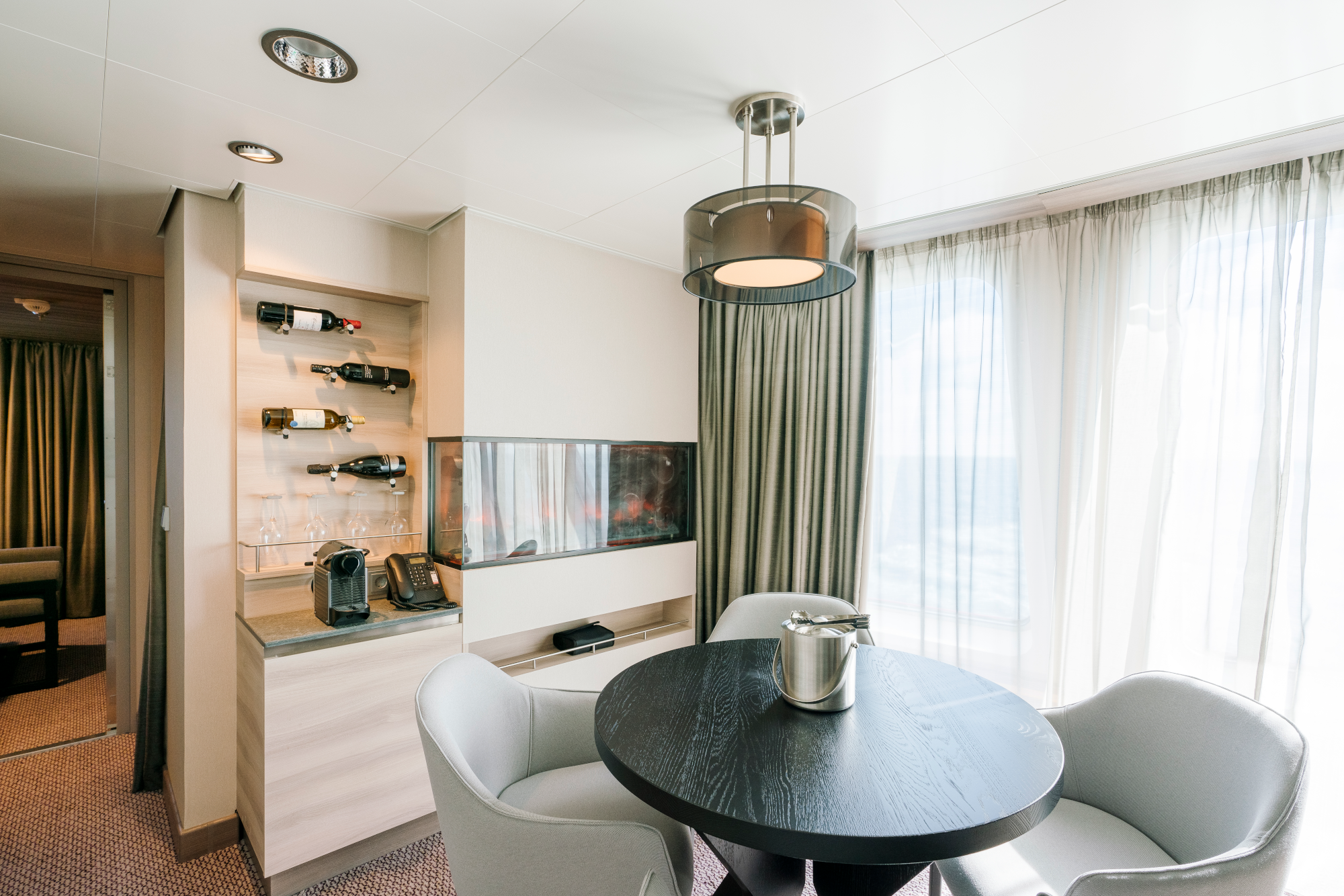 MyCruise Hurtigruten MS-Roald-Amundsen Kahytter Suite MB4